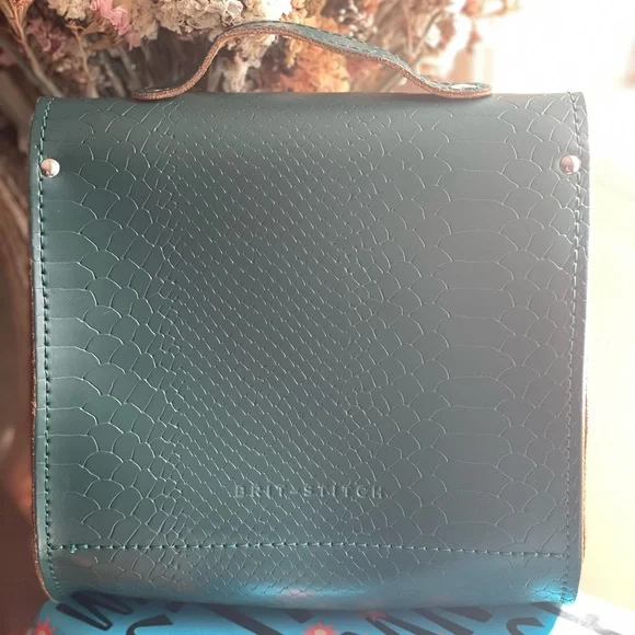 Green Crossbody Bag with Silver Clasp - Picture 5 of 7